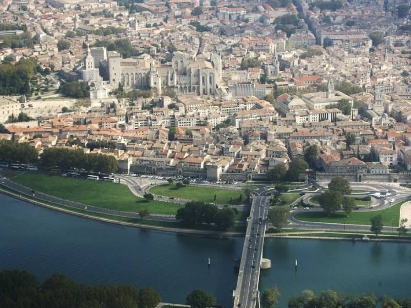 Vue aérienne sur le Palais des Papes d'Avignon, vue sur la ville