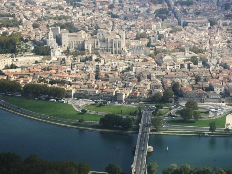 Vue aérienne sur le Palais des Papes d'Avignon, vue sur la ville