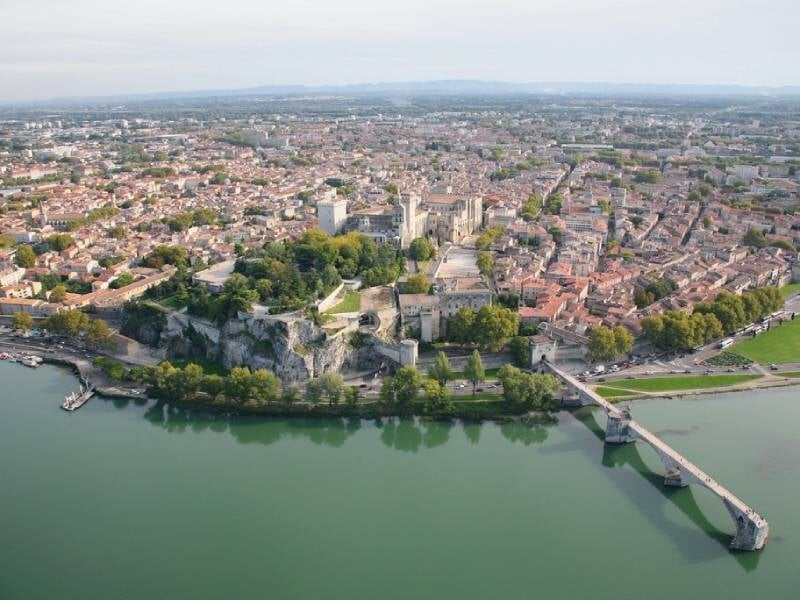 Vue aérienne sur Avignon et son fameux pont