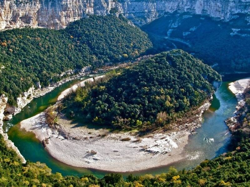 Vue aérienne sur les Gorges du Gardon, entre falaises, arbres et cours d'eau