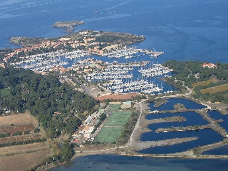 Vue aérienne sur un port entouré de verdure