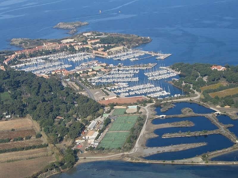 Vue aérienne sur un port entouré de verdure