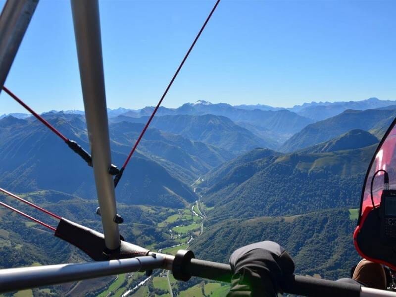 Vue sur les pyrénées depuis un ULM pendulaire en vol