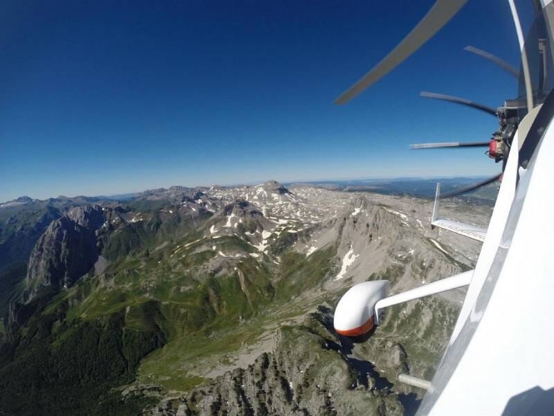 Vue sur les montagnes depuis un ULM autogire blanc