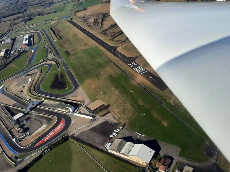 Vue aérienne sur le circuit automobile de Nogaro.