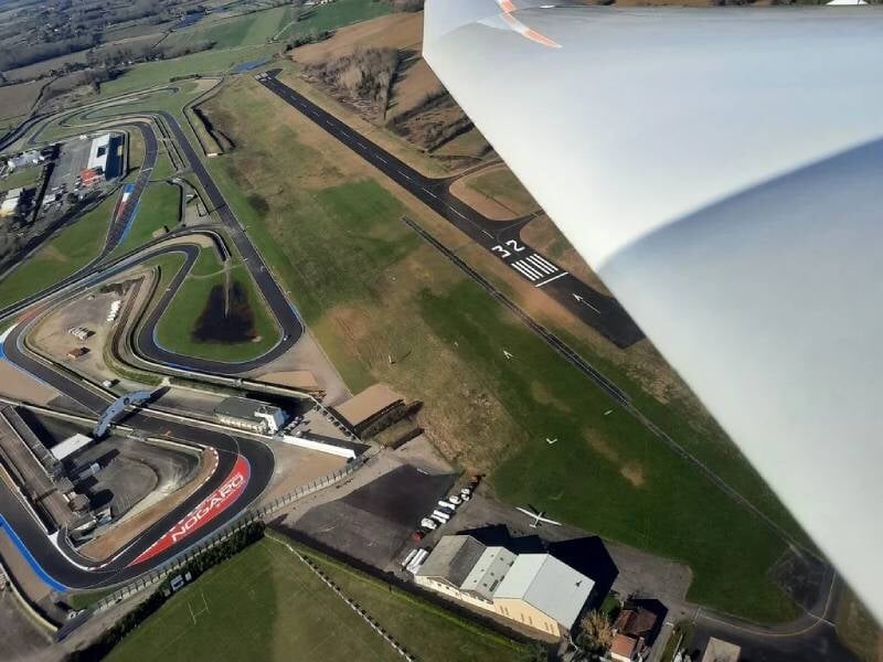 Vue aérienne sur le circuit automobile de Nogaro.