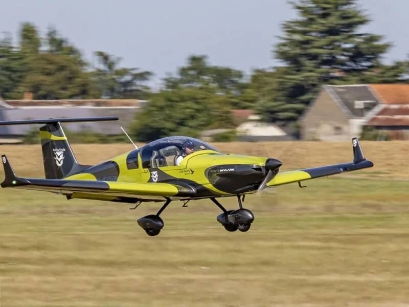 Avion ULM DV-1 Skylark vert et noir en train de prendre son envol.