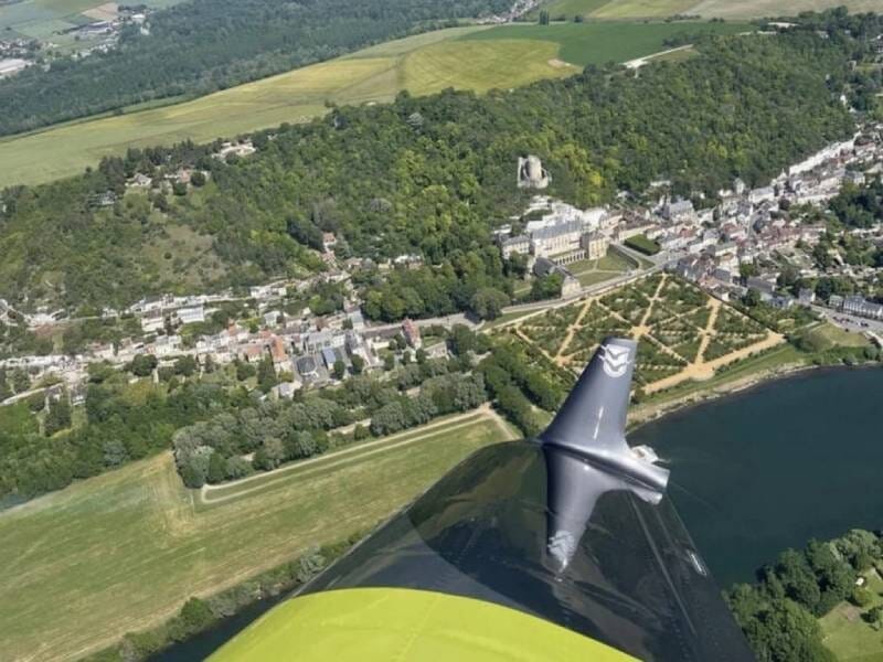 Vue aérienne sur le château de La Roche-Guyon.