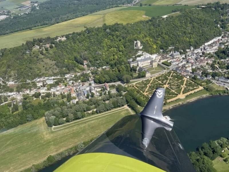 Vue aérienne sur le château de La Roche-Guyon.