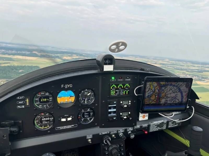 Photo du cockpit et du tableau de bord de l'ULM DV-1 Skylark.