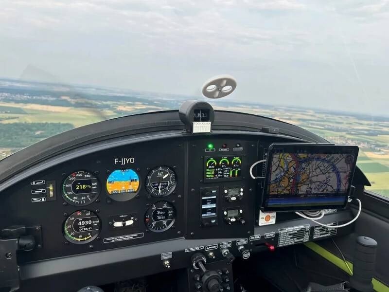 Photo du cockpit et du tableau de bord de l'ULM DV-1 Skylark.