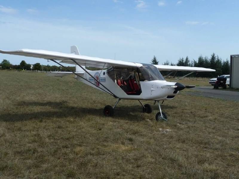 Avion ULM Nynja blanc posé au sol.