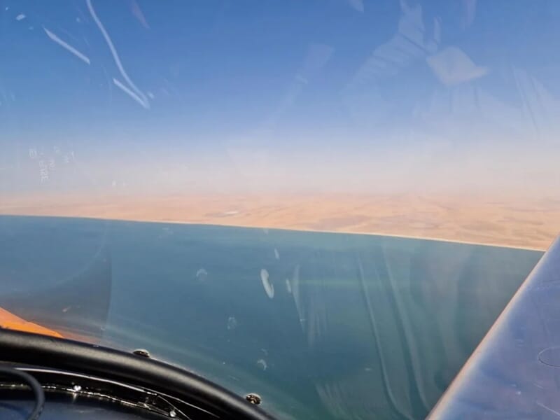 Vue depuis le cockpit d'un avion léger survolant la mer lors d'un baptêmen en avion ULM aux Sables-d'Olonne.