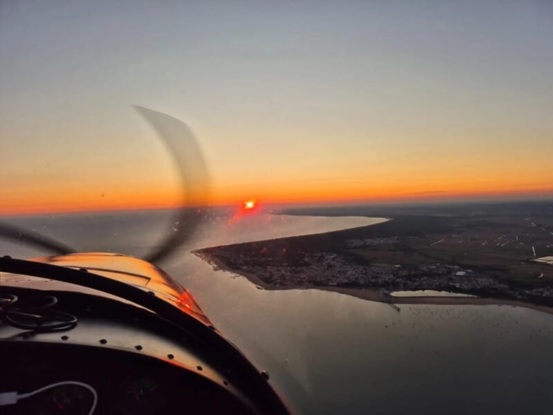 Coucher de soleil vu depuis un avion léger lors d'un baptêmen en avion ULM aux Sables-d'Olonne.