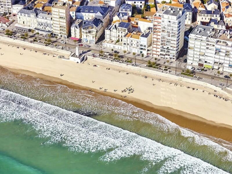 Vue aérienne d'une plage urbaine lors d'un baptêmen en avion ULM aux Sables-d'Olonne.