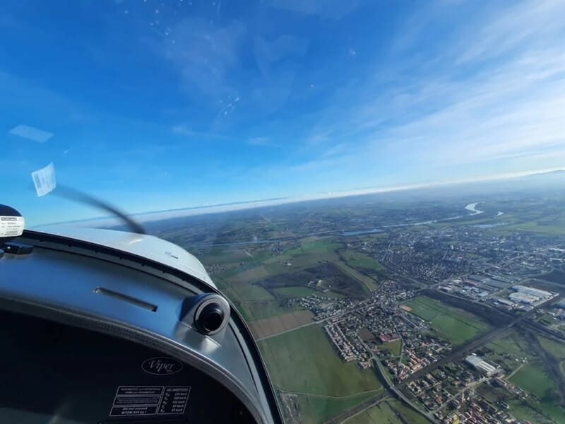 Vue depuis le cockpit d'un avion survolant une campagne lors d'un vol en avion ULM près de Lyon.