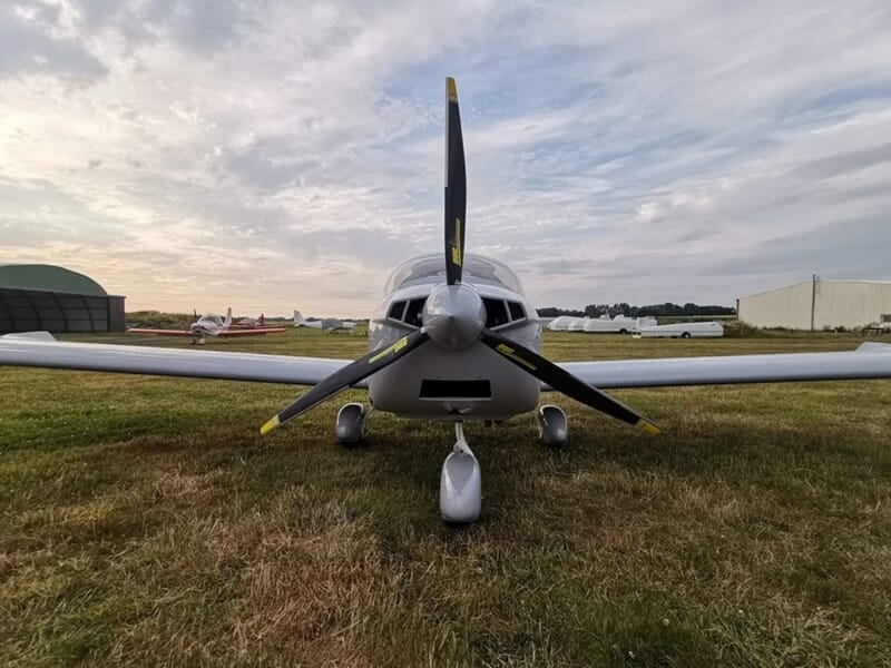 Avion blanc vu de face sur une pelouse lors d'un vol en avion ULM près de Lille.