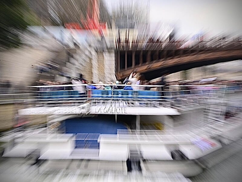 Effet de zoom sur un bateau-mouche nommé 