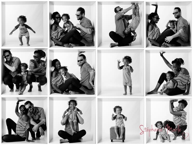 Série de portraits en noir et blanc d'une famille jouant et posant dans des cubes blancs en studio