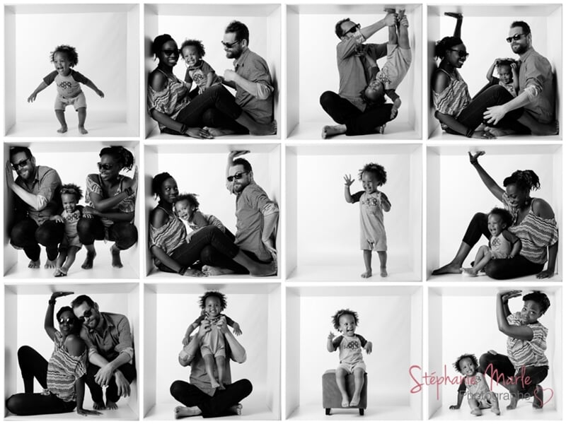 Série de portraits en noir et blanc d'une famille jouant et posant dans des cubes blancs en studio