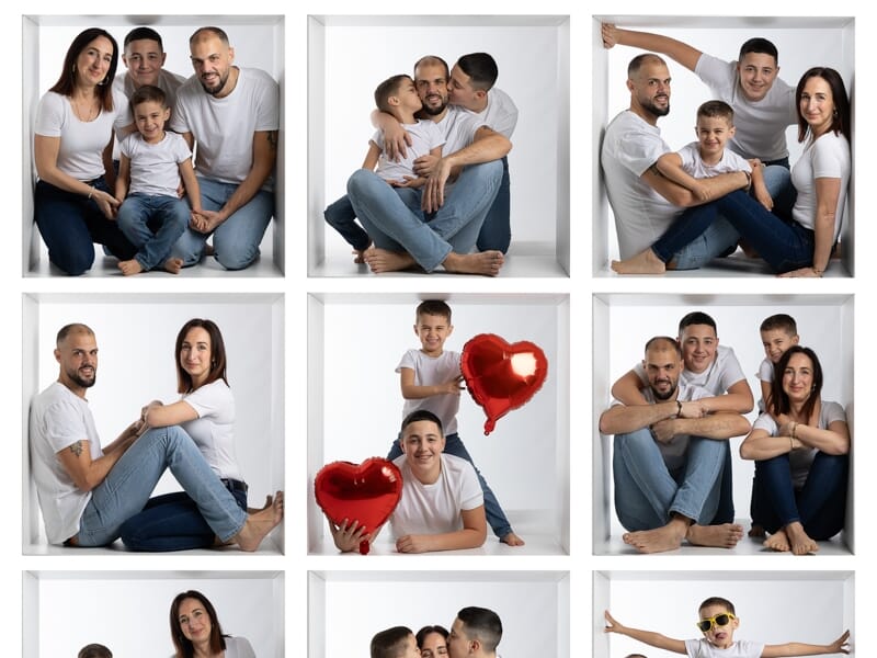 Enfants et parents en jeans et t-shirts blancs posant de façon créative dans des cubes blancs