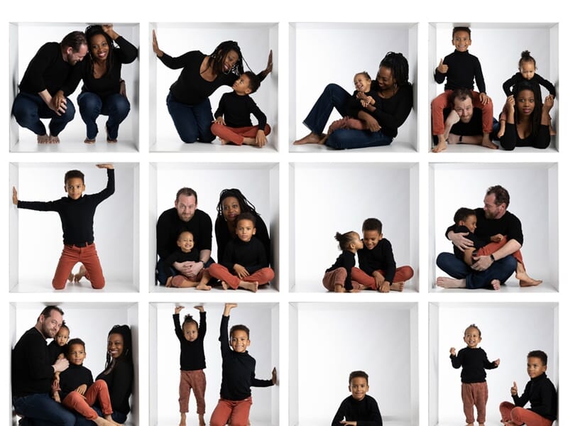 Séance photo en studio d'une famille mixte avec deux enfants, jouant dans des cubes blancs