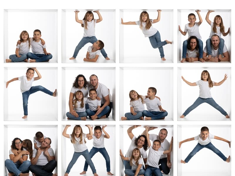 Famille en jeans et t-shirts blancs posant dans des cubes, ambiance joyeuse et complice