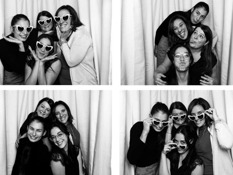 Quatre photos en noir et blanc montrant des groupes d'amis ou famille posant joyeusement avec des lunettes de soleil.