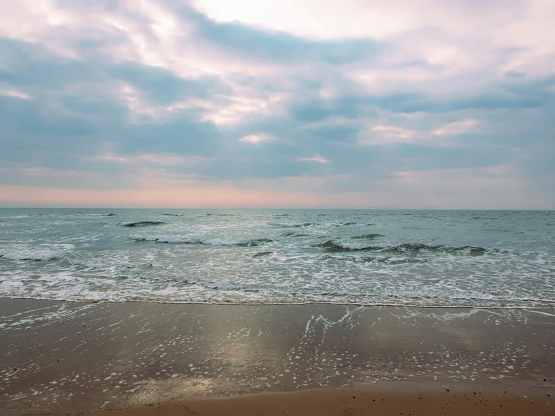 Photo de la mer avec ciel nuageux