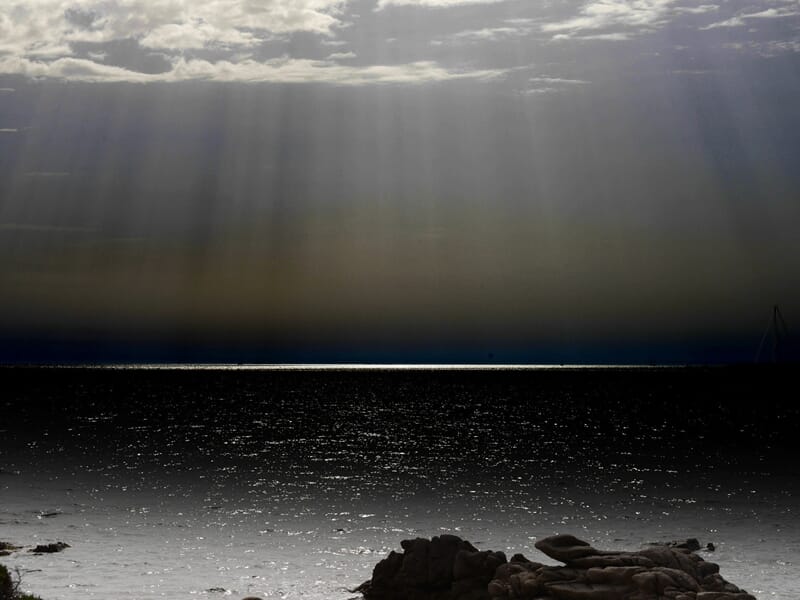 Photo de la mer à Dunkerque avec rayon de soleil qui passent à travers les nuages