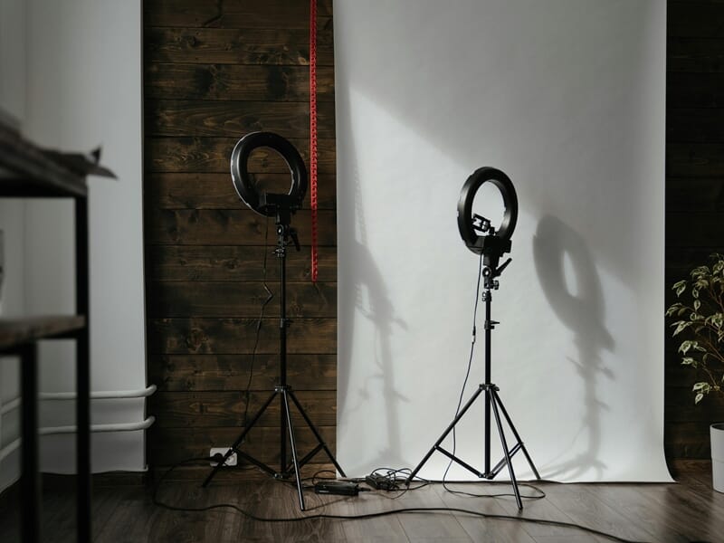 Matériel de photo et fond blanc dans un studio