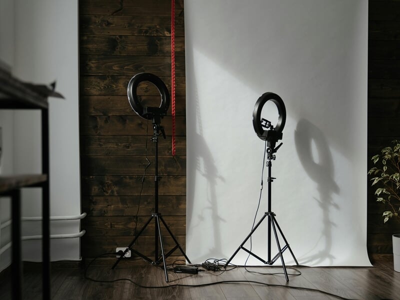 Matériel de photo et fond blanc dans un studio