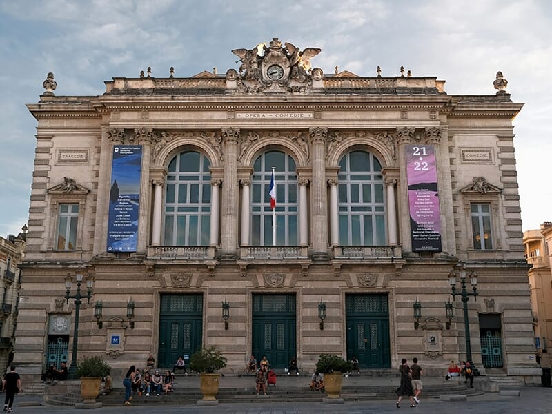 Façade de l’Opéra Comédie à Montpellier, monument historique de style néoclassique.