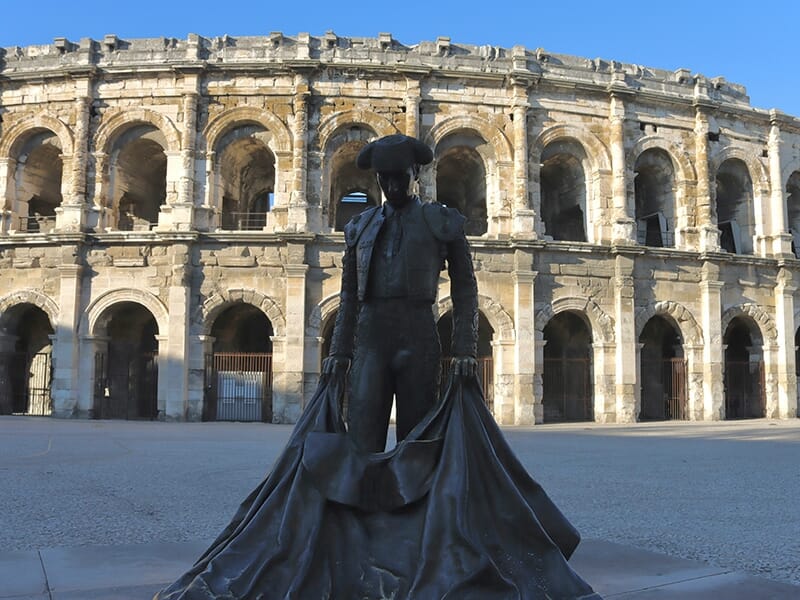 Statue de matador devant les Arènes de Nîmes, en pierre claire.