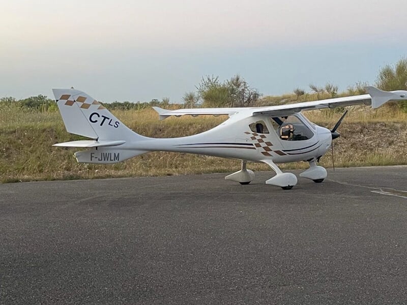 Avion léger blanc modèle CTLS stationné sur le tarmac avec un pilote à l’intérieur.