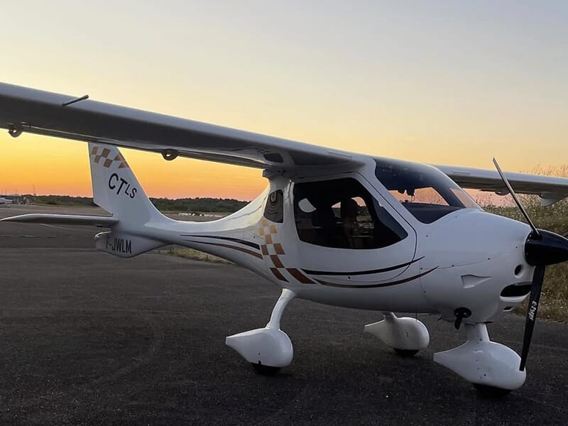 Avion léger CTLS stationné au sol au crépuscule avec vue sur le cockpit et l’aile.
