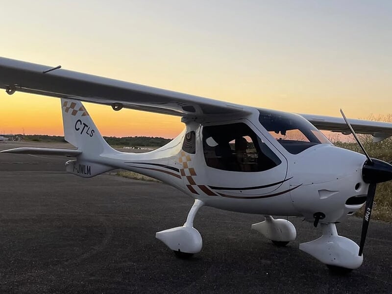 Avion léger CTLS stationné au sol au crépuscule avec vue sur le cockpit et l’aile.