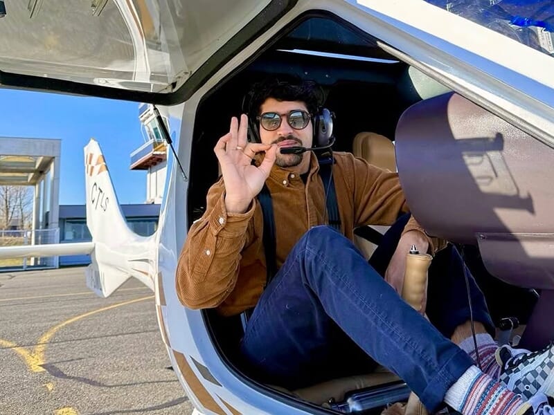 Homme assis dans le cockpit d’un avion léger CTLS faisant un signe « OK » avec la main.