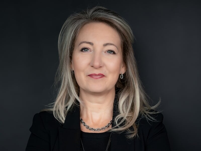 Femme aux cheveux blonds en blazer noir lors d'un shooting avec un photographe de portrait à Lille.