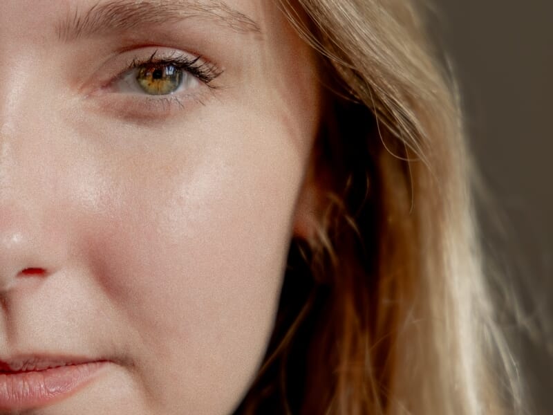 Gros plan sur le visage d'une femme aux cheveux blonds lors d'un shooting photo portrait sur la Côte d'Opale