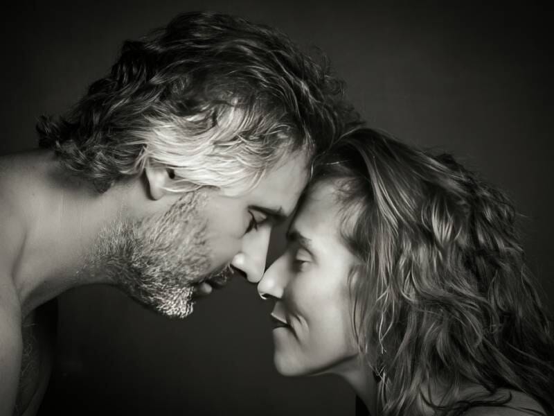 Photo en noir et blanc d'un couple front contre front, les yeux fermés.