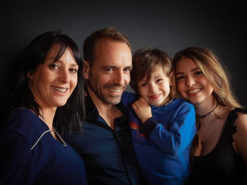 Photo portrait d'un couple et ses deux enfants.