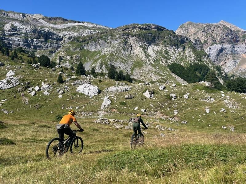 Deux cyclistes en VTT en pleine nature, dans la montagne.