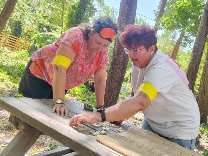 Deux femmes dans un cadre naturel essaient de résoudre une énigme.
