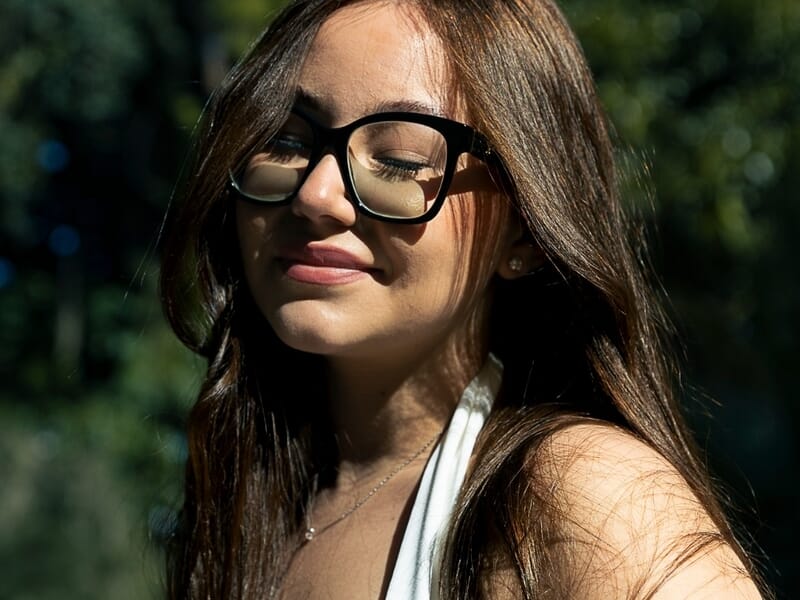 Portrait d'une jeune femme aux longs cheveux bruns lors d'une séance photo portrait à la colline du Château à Nice