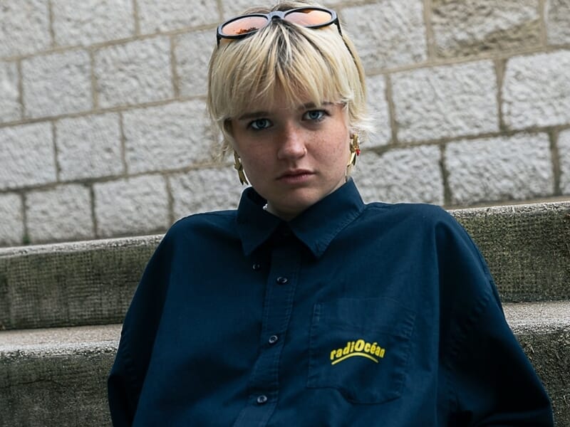 Jeune femme blonde aux cheveux courts lors d'une séance photo portrait à la colline du Château à Nice