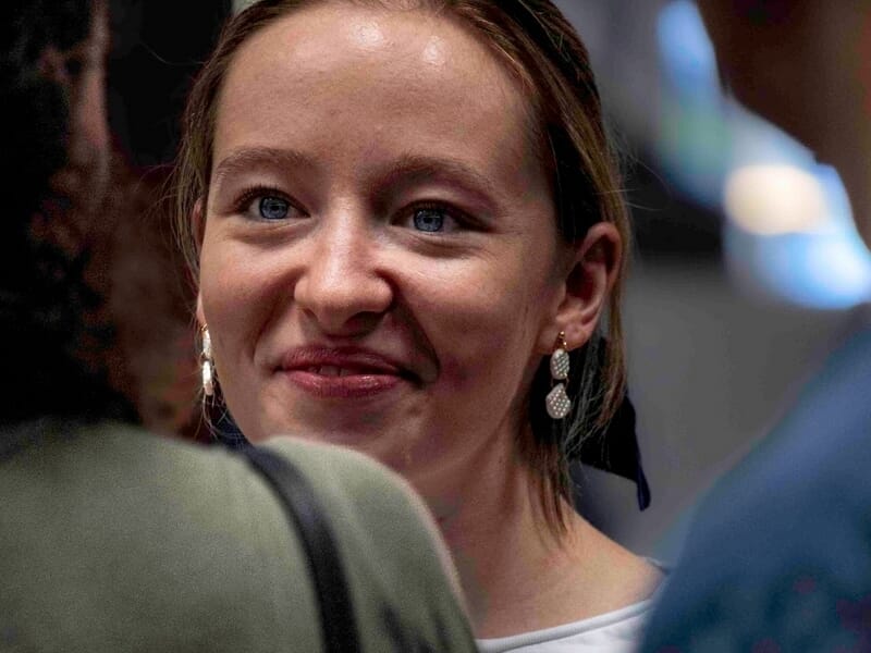 Portrait d'une femme souriante lors d'un shooting avec un photographe lifestyle à la colline du château de Nice