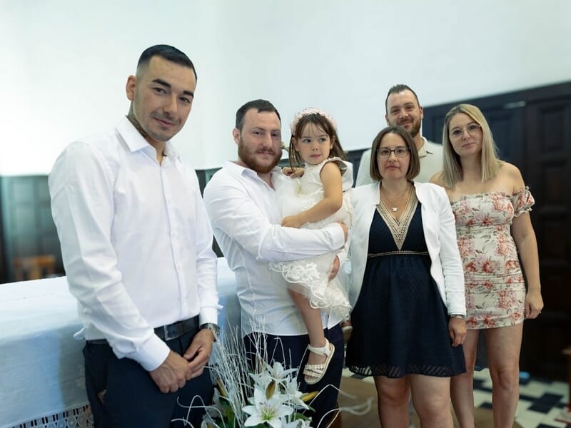 Groupe de six personnes posant ensemble lors d'un shooting photo famille à la colline du chpateau de Nice