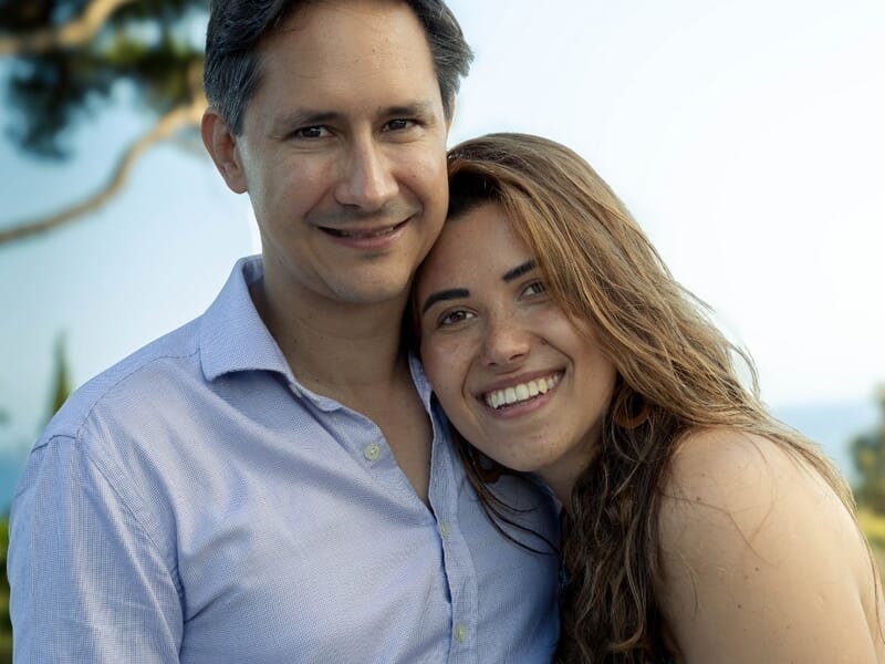 Un couple souriant lors d'une shooting avec un photographe de couple à la colline du château de Nice
