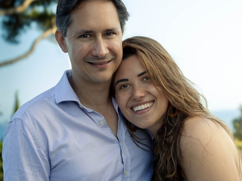 Un couple souriant lors d'une shooting avec un photographe de couple à la colline du château de Nice